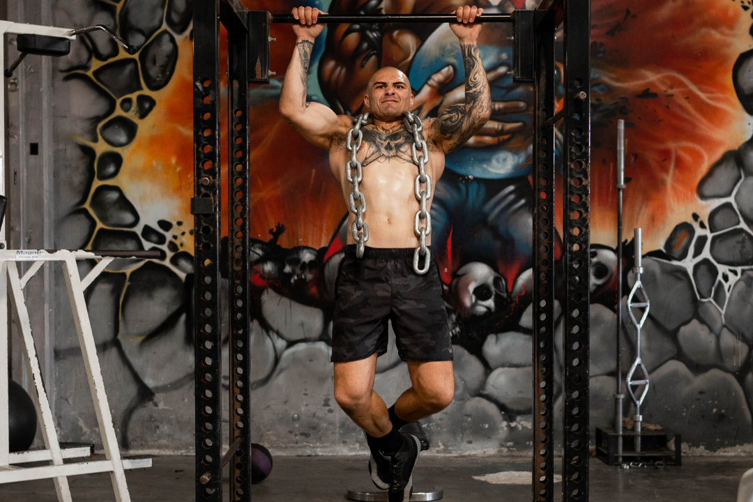 doing pullups with a chain to build muscle