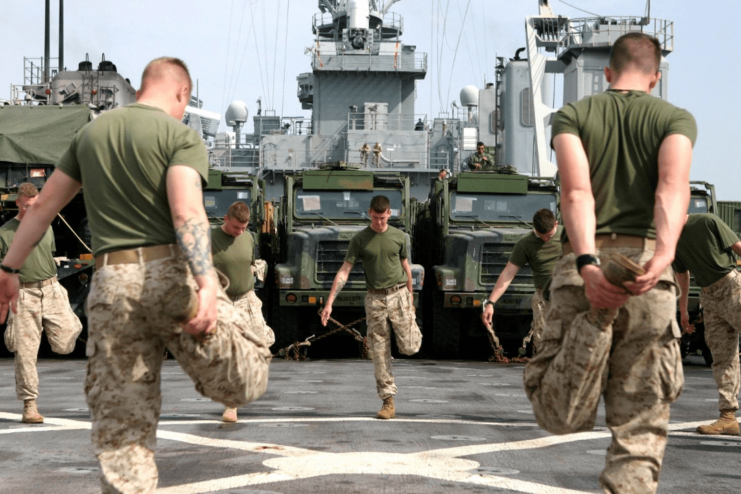 people warming up to prevent injuries from running